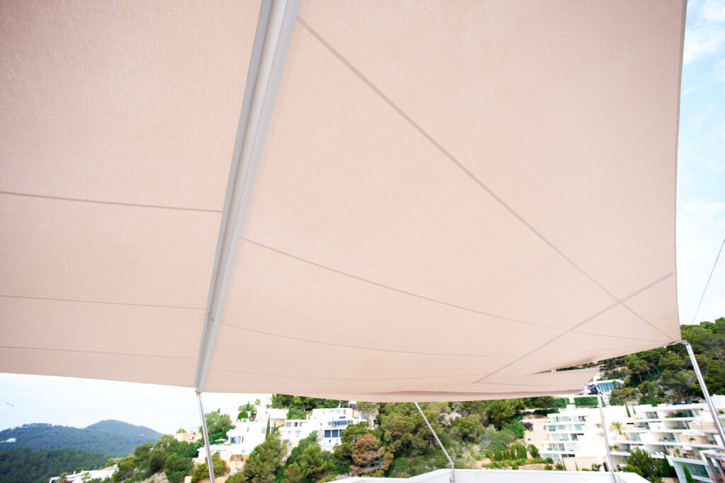Sun Sail automatic wind sensor triggering retraction during Tramuntana onset at Mallorca villa, north-westerly wind protection in real time